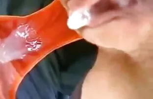 XXX Lily bercinta dengan banci mom jepang sexy dengan ikat pinggang.