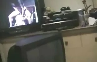 XXX MILF besar meniduri anak-anaknya dengan pacarnya di sofa. jepang hot hot